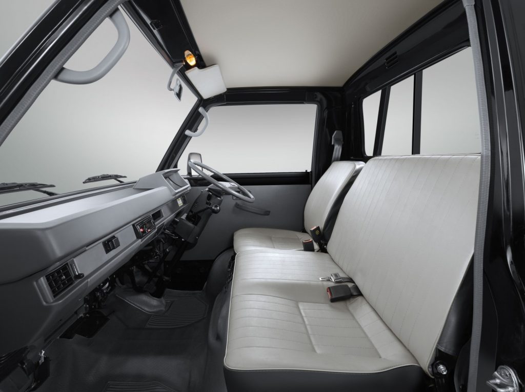 interior COLT L300